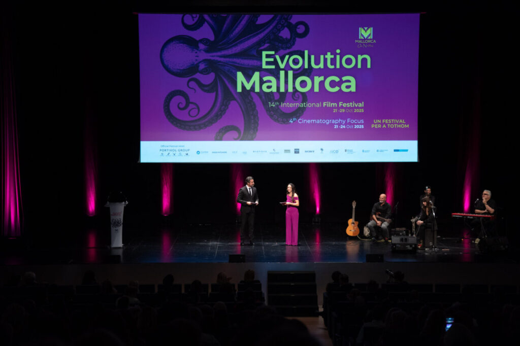 Presentadores en la gala inaugural del Festival de Cine de Mallorca