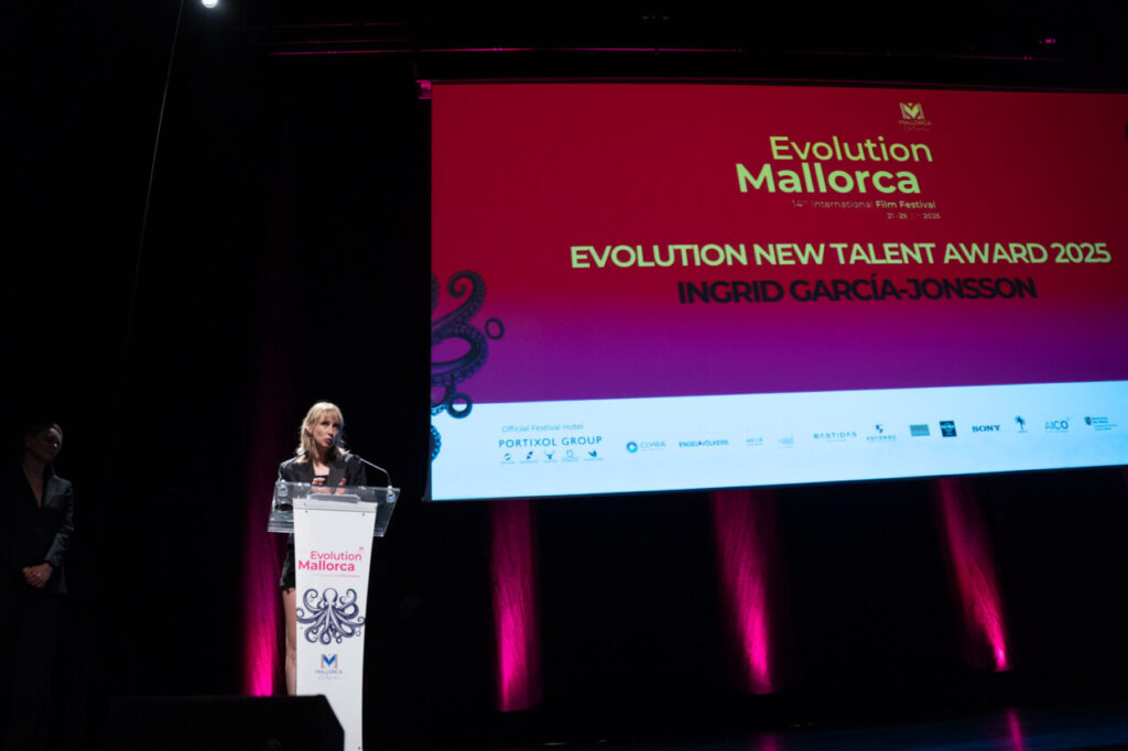 Ingrid García-Jonsson recibiendo el Evolution New Talent Award 2025 en el festival.