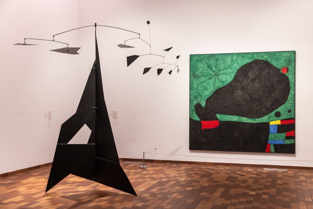 Escultura y pintura de Joan Miró en la exposición de la Fundación Miró