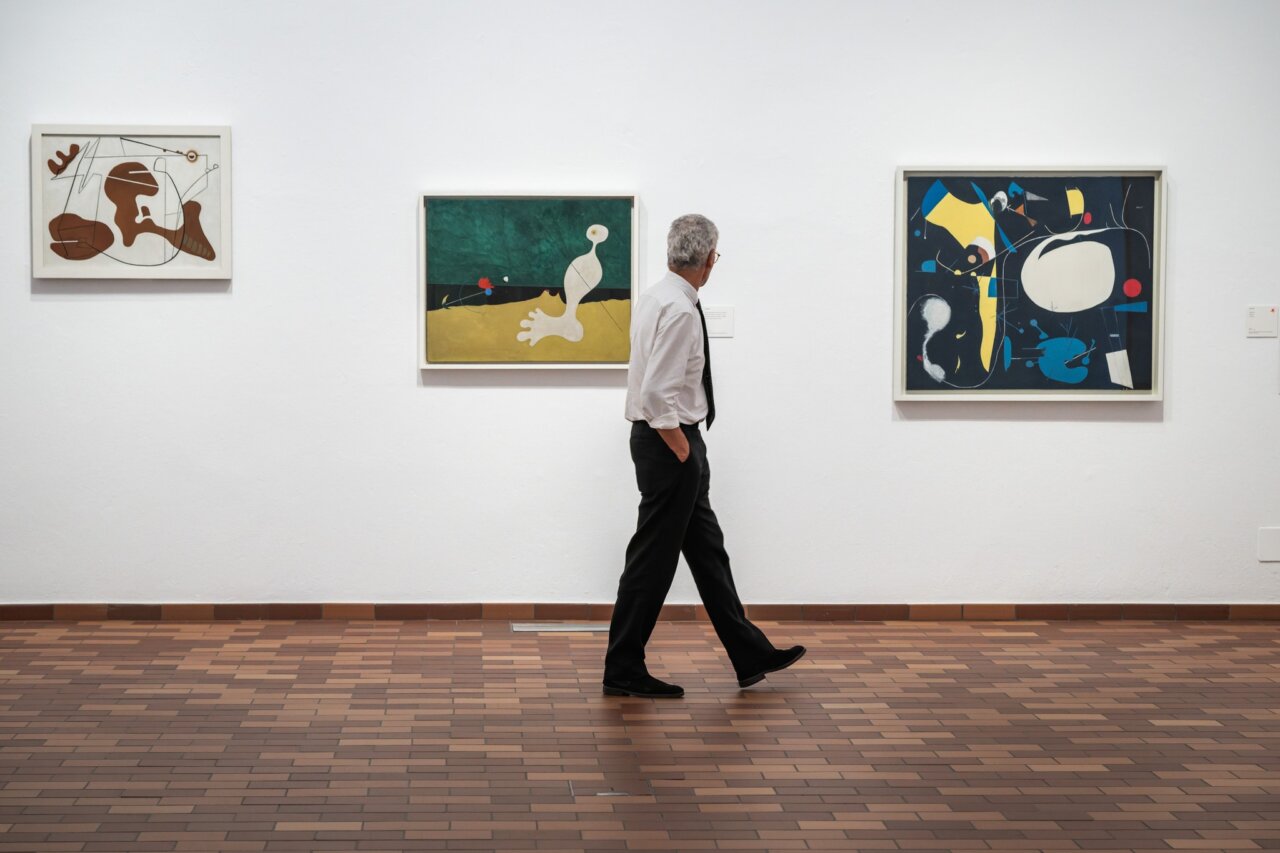 Visitante observando obras de Joan Miró en la exposición