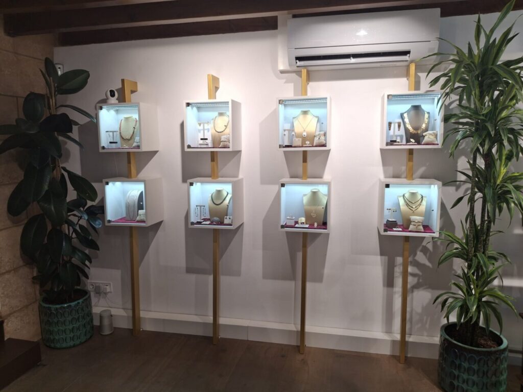 Expositores de joyería en la tienda de Luca Lorenzini con iluminación