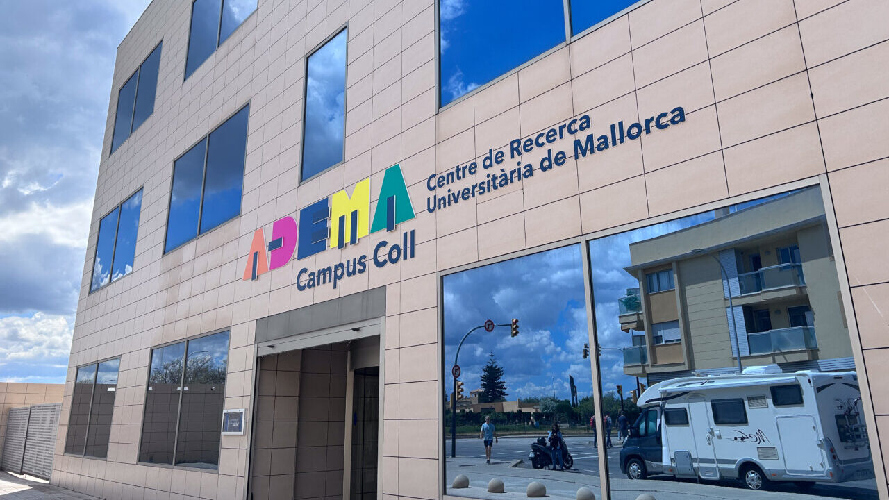 Fachada del centro de investigación ADEMA en Mallorca con reflejos de edificios