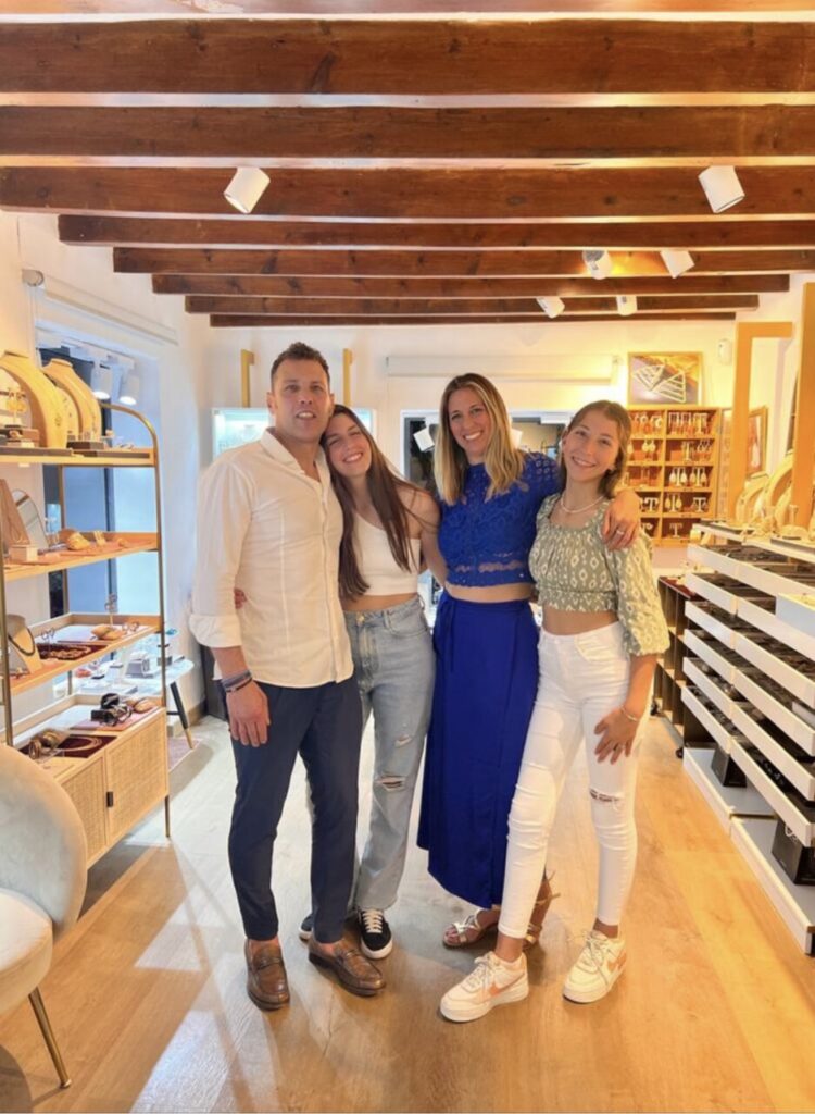 La familia de Luca Lorenzini posando en su tienda de joyería