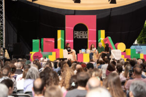 Escena del festival FLEM con autores en un panel de discusión