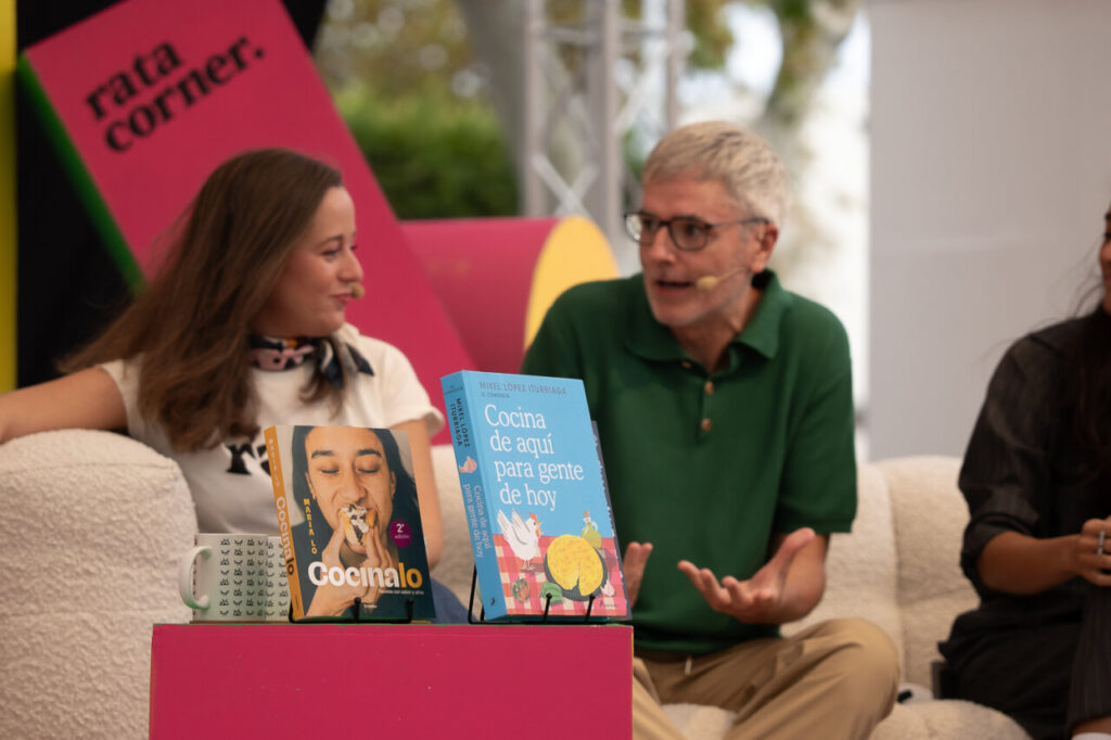 Panel de discusión en el Festival FLEM sobre literatura y gastronomía.
