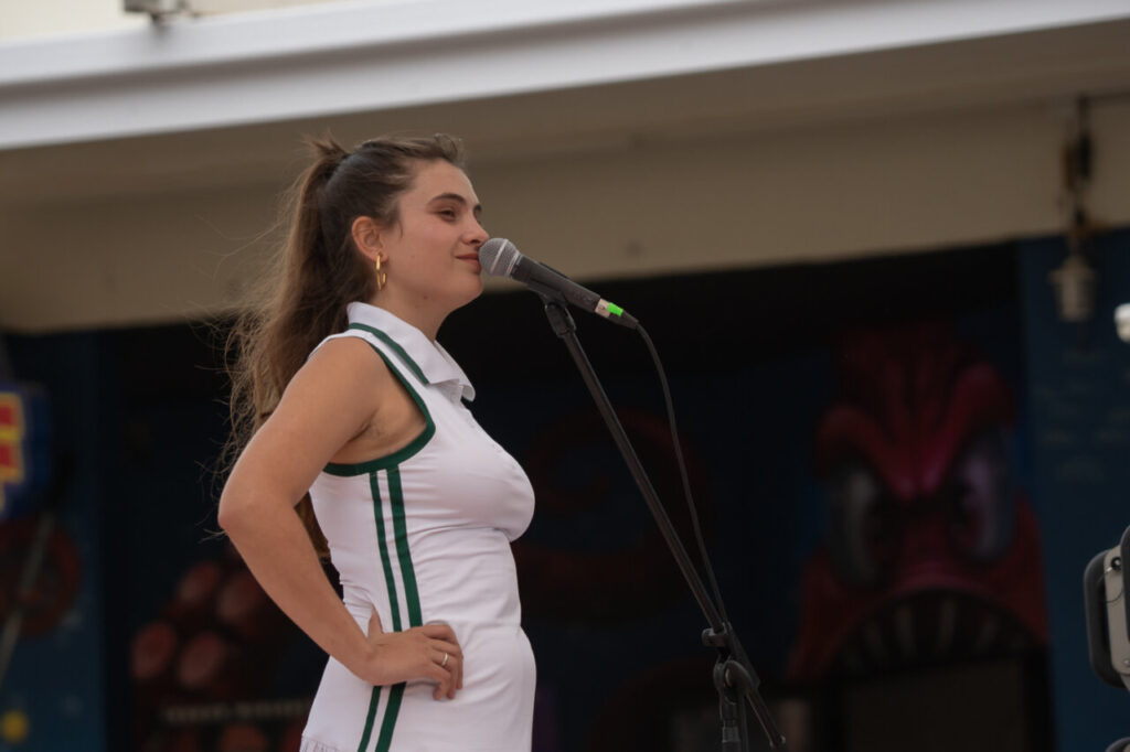 Una mujer en el escenario del festival FLEM en Magaluf