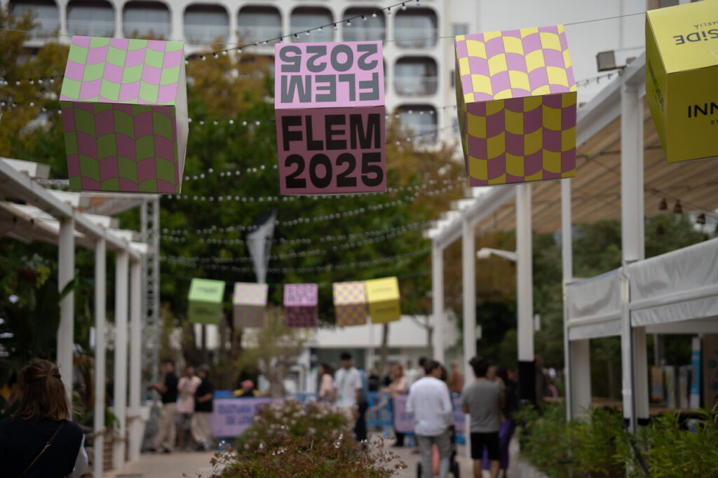Decoraciones del festival FLEM 2025 en Magaluf con cajas colgantes