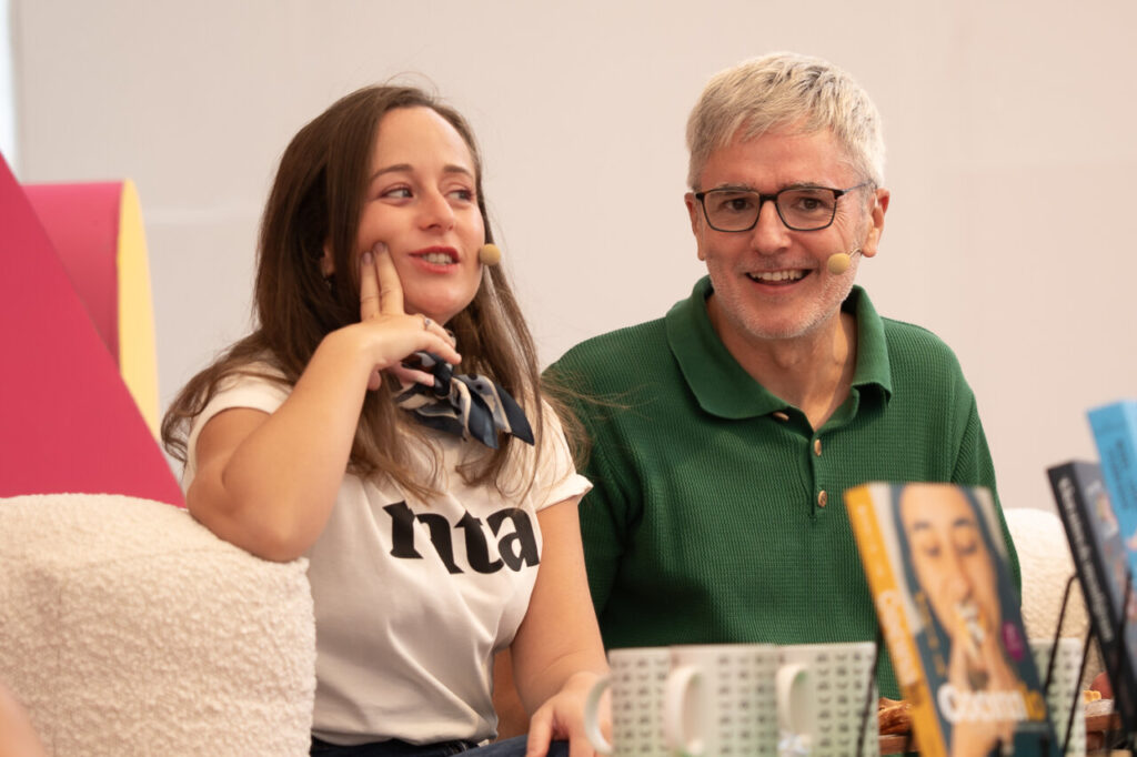 Participantes del festival FLEM en Magaluf discutiendo sobre literatura y gastronomía.