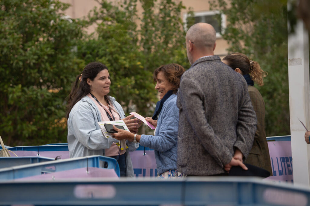 Asistentes interactuando en el festival literario FLEM en Magaluf.