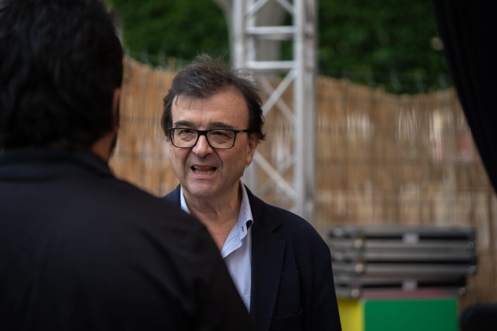 Un hombre hablando en el Festival FLEM de Magaluf
