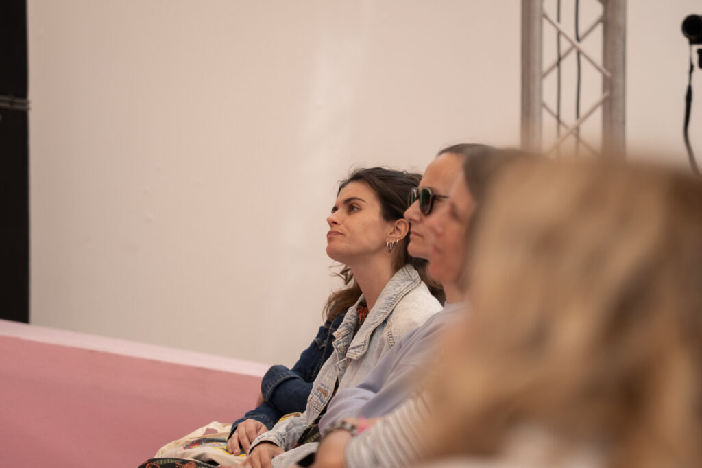 Asistentes del festival FLEM escuchando una charla sobre literatura y gastronomía.