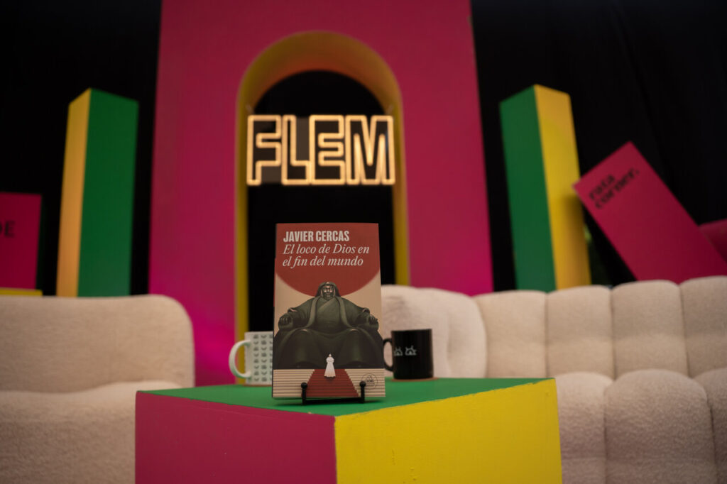Libro de Javier Cercas en un festival literario FLEM