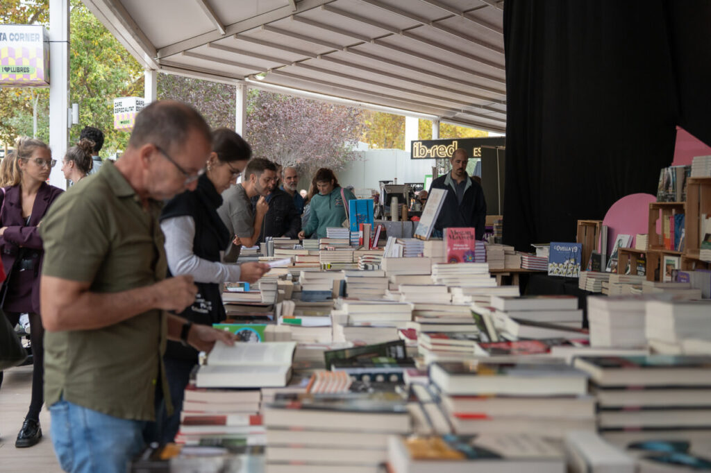 Personas explorando libros en un festival literario en Magaluf
