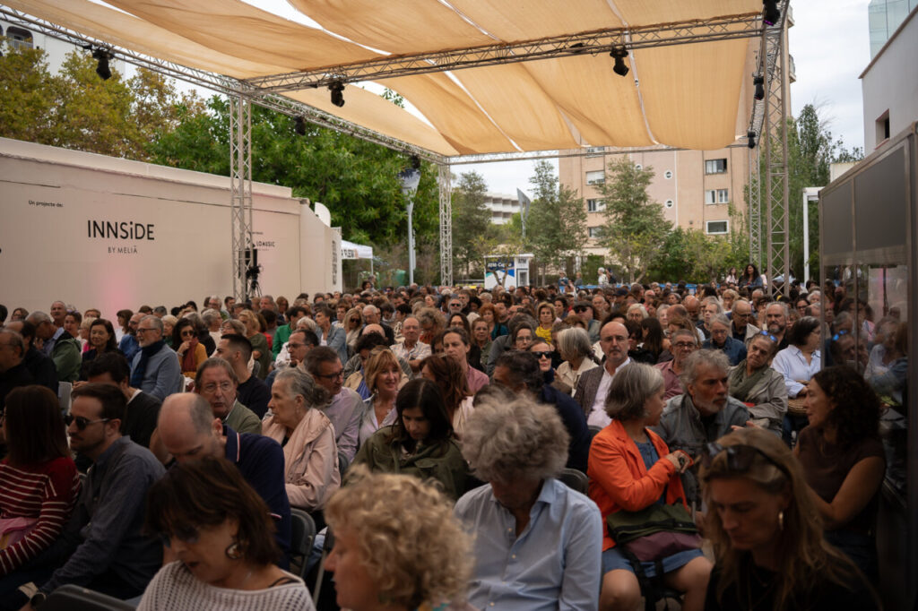 Asistentes en el festival literario FLEM en Magaluf bajo una carpa.