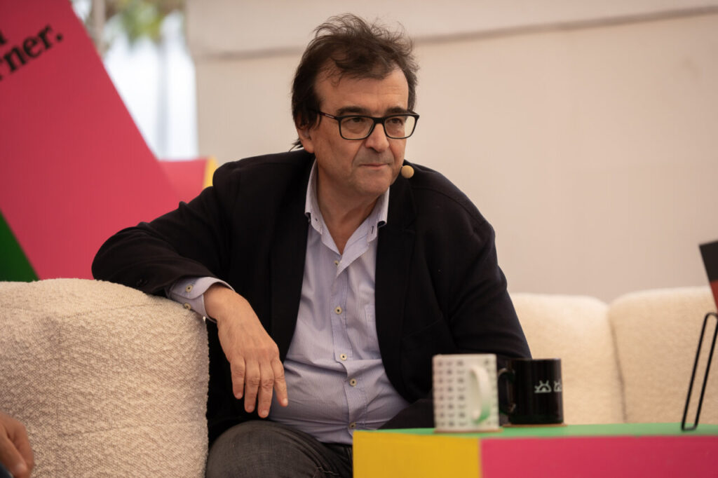 Participante en el festival FLEM discutiendo sobre literatura y gastronomía.