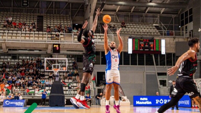 Jugadores de baloncesto en acción durante un partido en Alicante