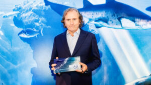 Francisco Alcalde recibiendo el Premio a la Innovación en las TIC