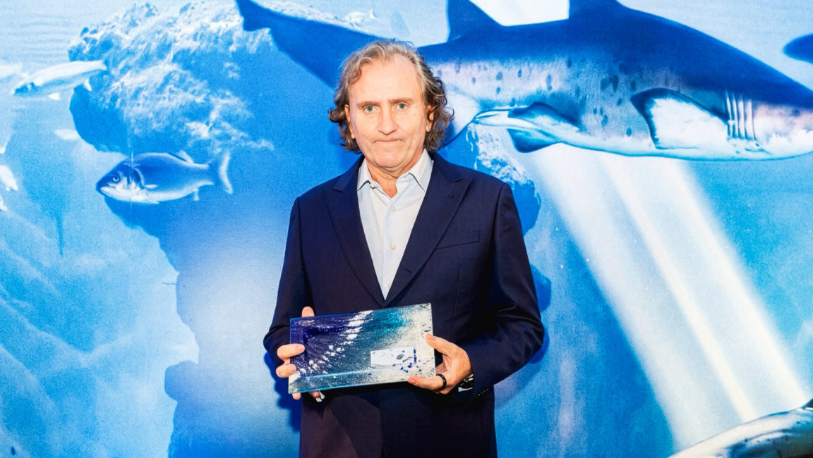 Francisco Alcalde recibiendo el Premio a la Innovaci&oacute;n en las TIC