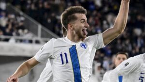 Jugador finlandés celebra un gol en un partido de fútbol