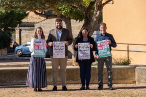 Cuatro personas sosteniendo carteles de la Fira de Tardor y la Cursa del Siurell en Marratxí