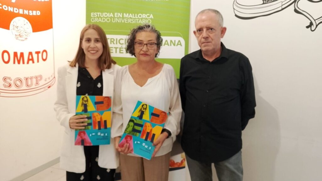 Tres personas posando con documentos en un evento de colaboración