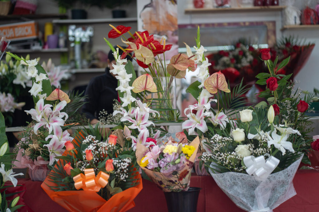 Ramos de flores coloridas en un mercado floral