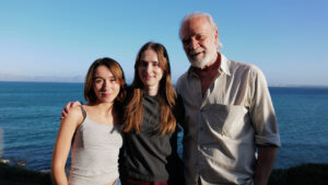 Actores de la película Forastera en un paisaje costero de Mallorca