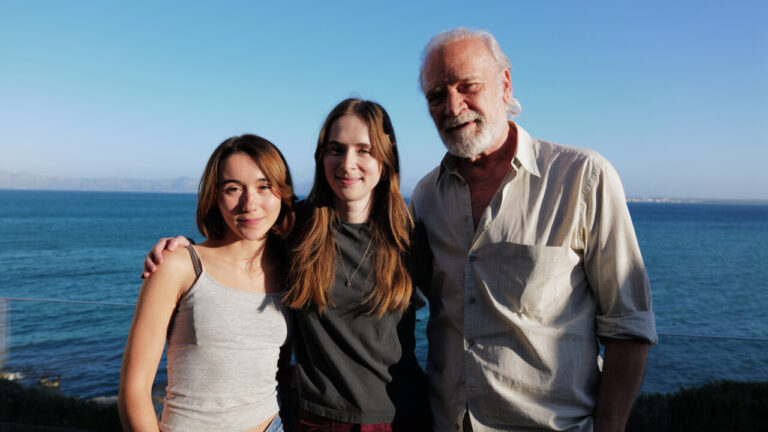 Actores de la película Forastera en un paisaje costero de Mallorca