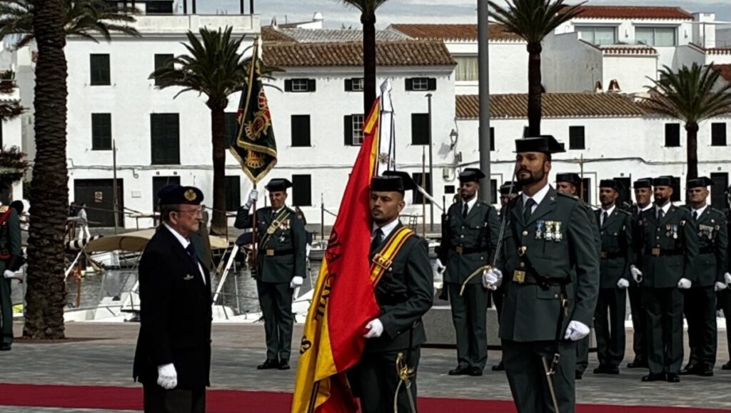 Homenaje a la bandera de España durante la celebración en Fornells
