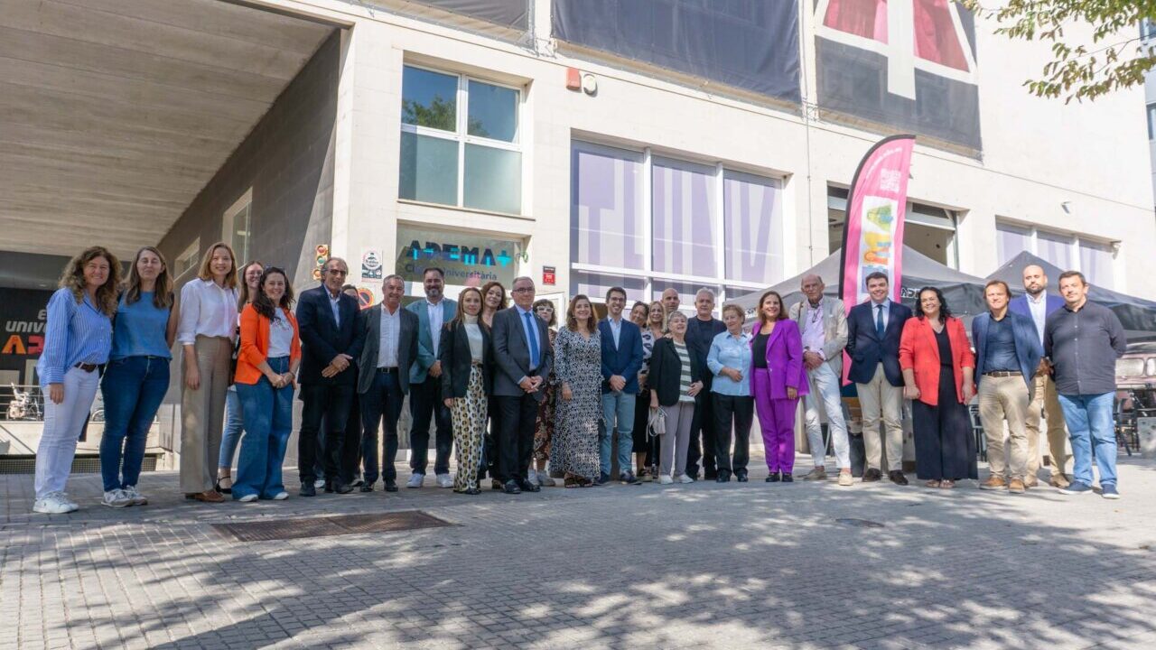 Grupo de personas en la inauguraci&oacute;n de la cl&iacute;nica universitaria Adema