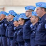 Efectivos de Frontex en formación con uniformes azules