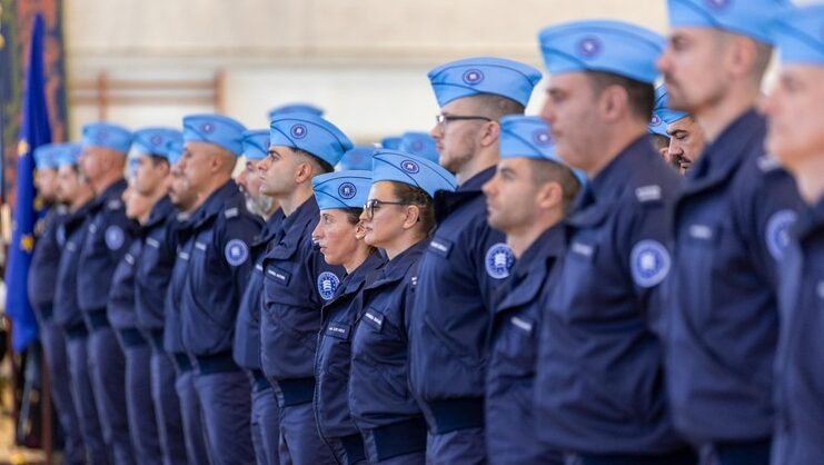 Efectivos de Frontex en formación con uniformes azules