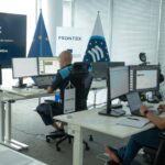 Oficina de Frontex con personal trabajando en monitores