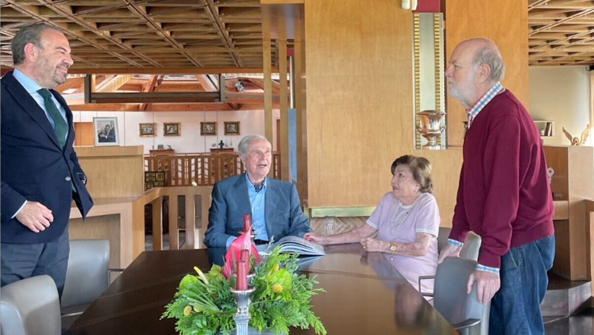 Gabriel Escarrer Julià en reunión con amigos en un entorno elegante.