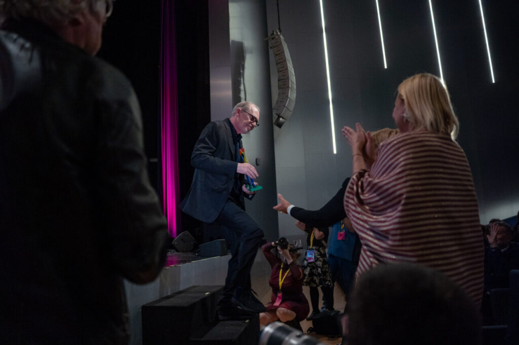 Steve Buscemi recibiendo un premio en el Evolution Film Festival