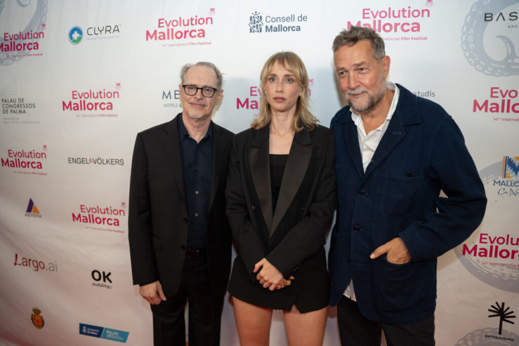 Steve Buscemi, Ingrid García Jonsson y Phedon Papamichael en la gala del festival