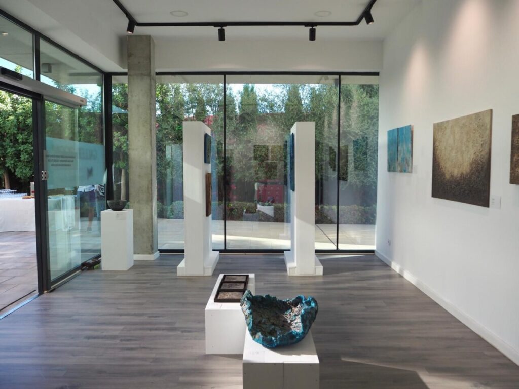 Interior de la galer&iacute;a Torre Mariona con obras de arte expuestas.