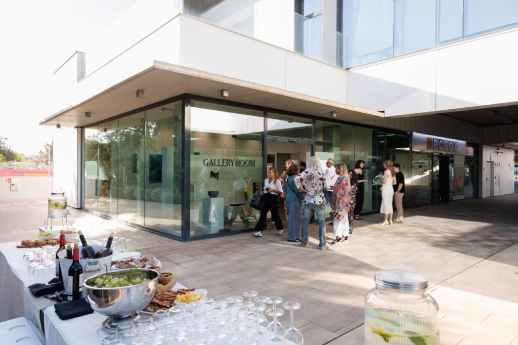 Exterior del Gallery Room Torre Mariona con gente en un evento social.