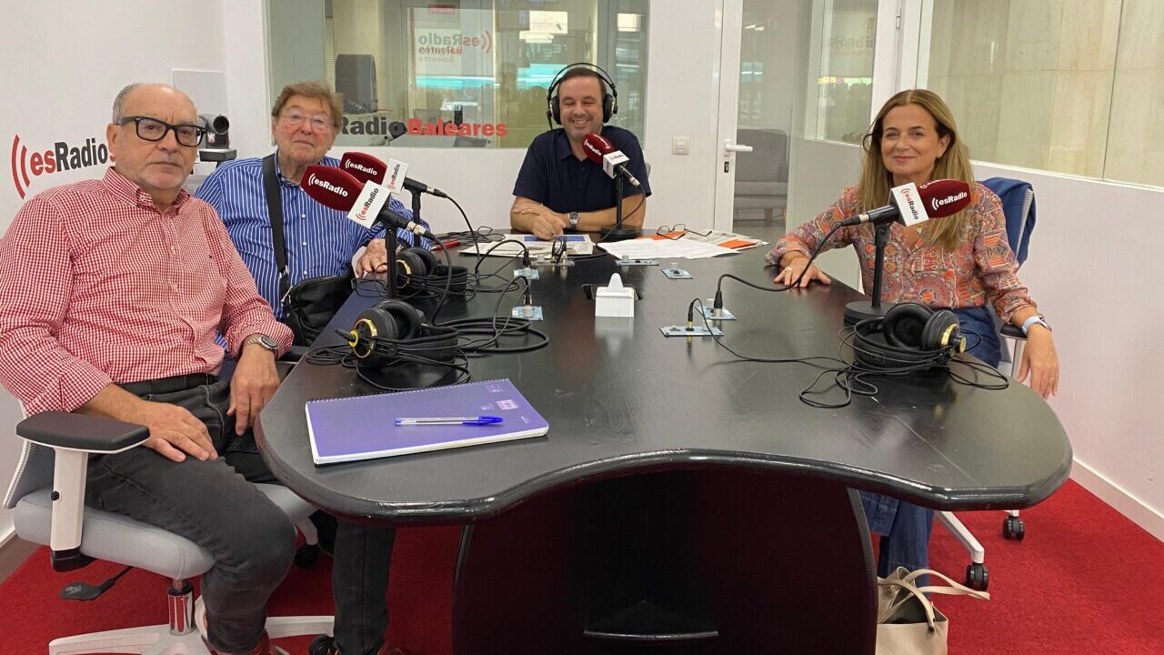 Gari Dur&aacute;n y otros participantes en tertulia pol&iacute;tica en estudio de radio