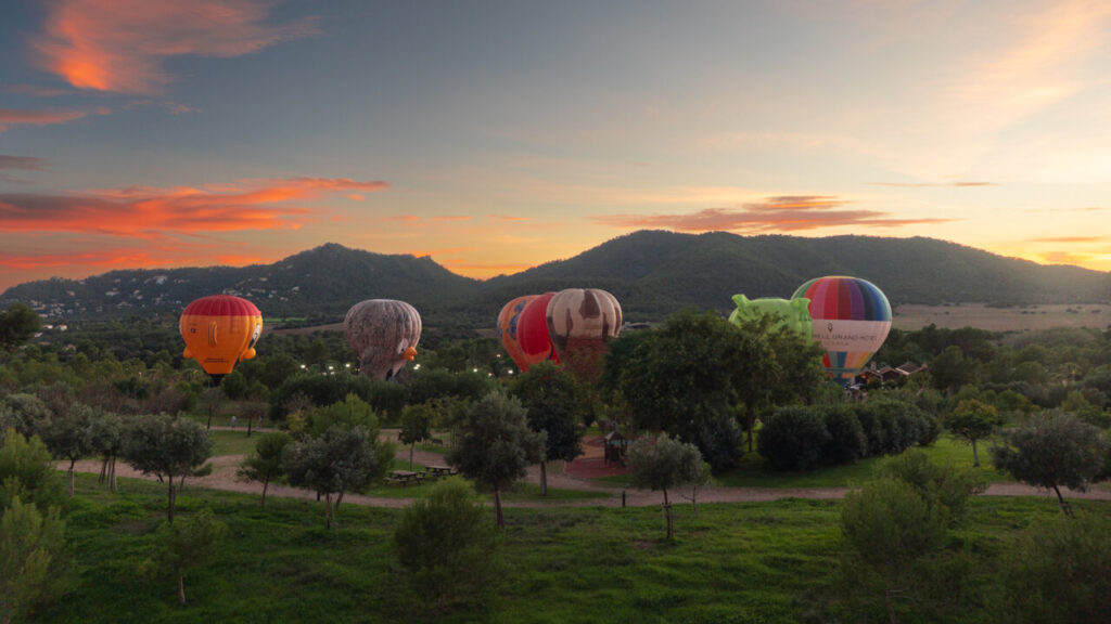 Globos aerostáticos iluminados en el cielo de Capdepera durante el festival.