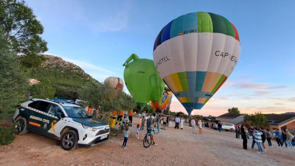 Globos aerostáticos iluminados en el IB Ballooning Festival en Mallorca.