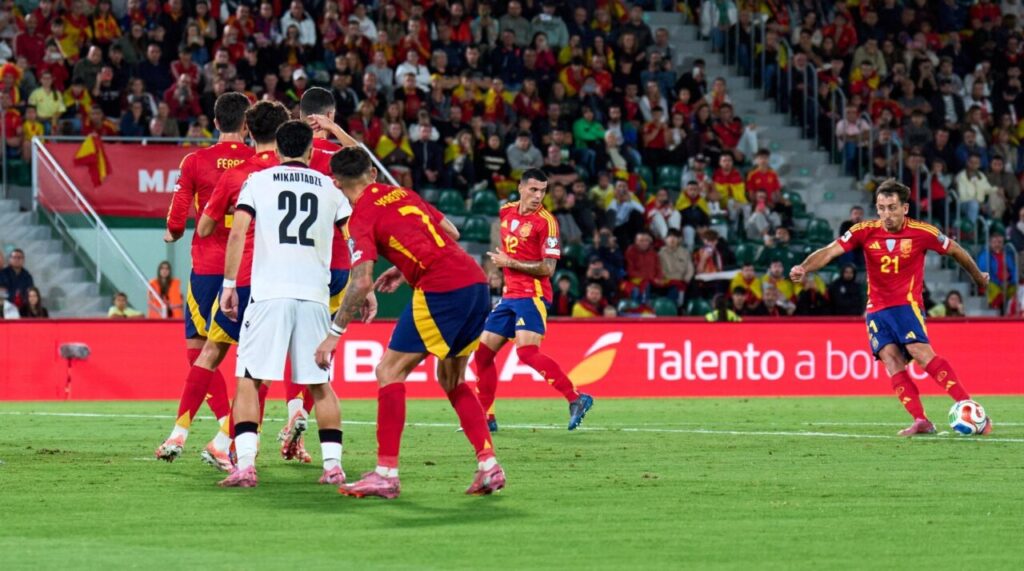 Oyarzabal ejecutando un tiro libre durante el partido España contra Georgia