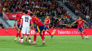 Oyarzabal ejecutando un tiro libre durante el partido España contra Georgia