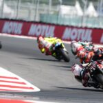 Pilotos de MotoGP compitiendo en la carrera del Gran Premio de Indonesia 2025