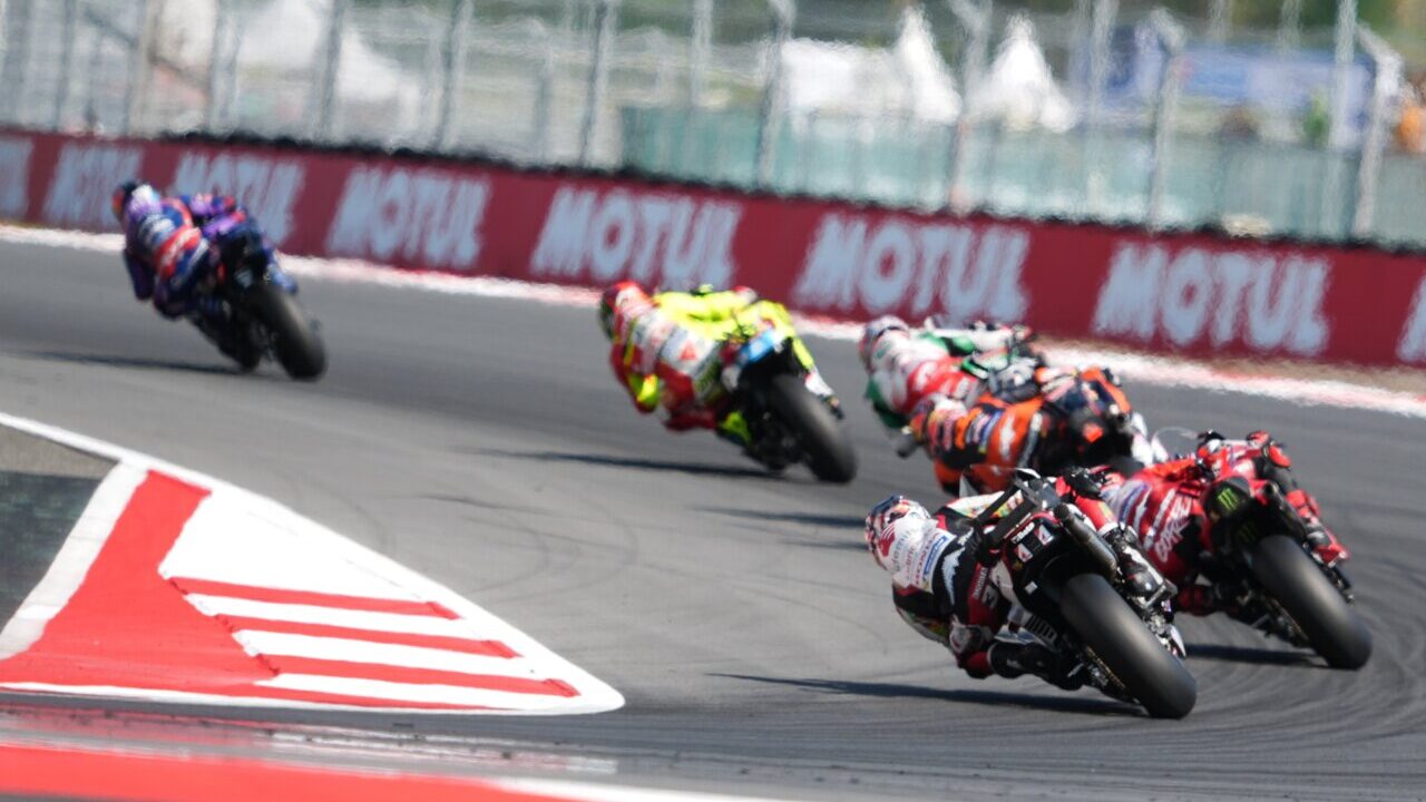 Pilotos de MotoGP compitiendo en la carrera del Gran Premio de Indonesia 2025