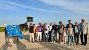 Entrega de trofeo en el Gran Premi del Criador 2025 con caballo y participantes