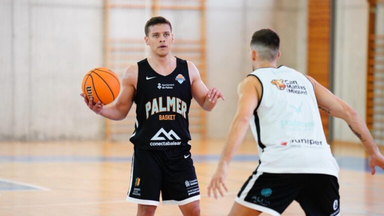 Hansel Atencia jugando baloncesto con el Palmer Basket