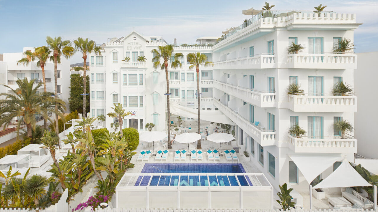 Vista exterior del Hotel MiM en Ibiza con piscina y palmeras