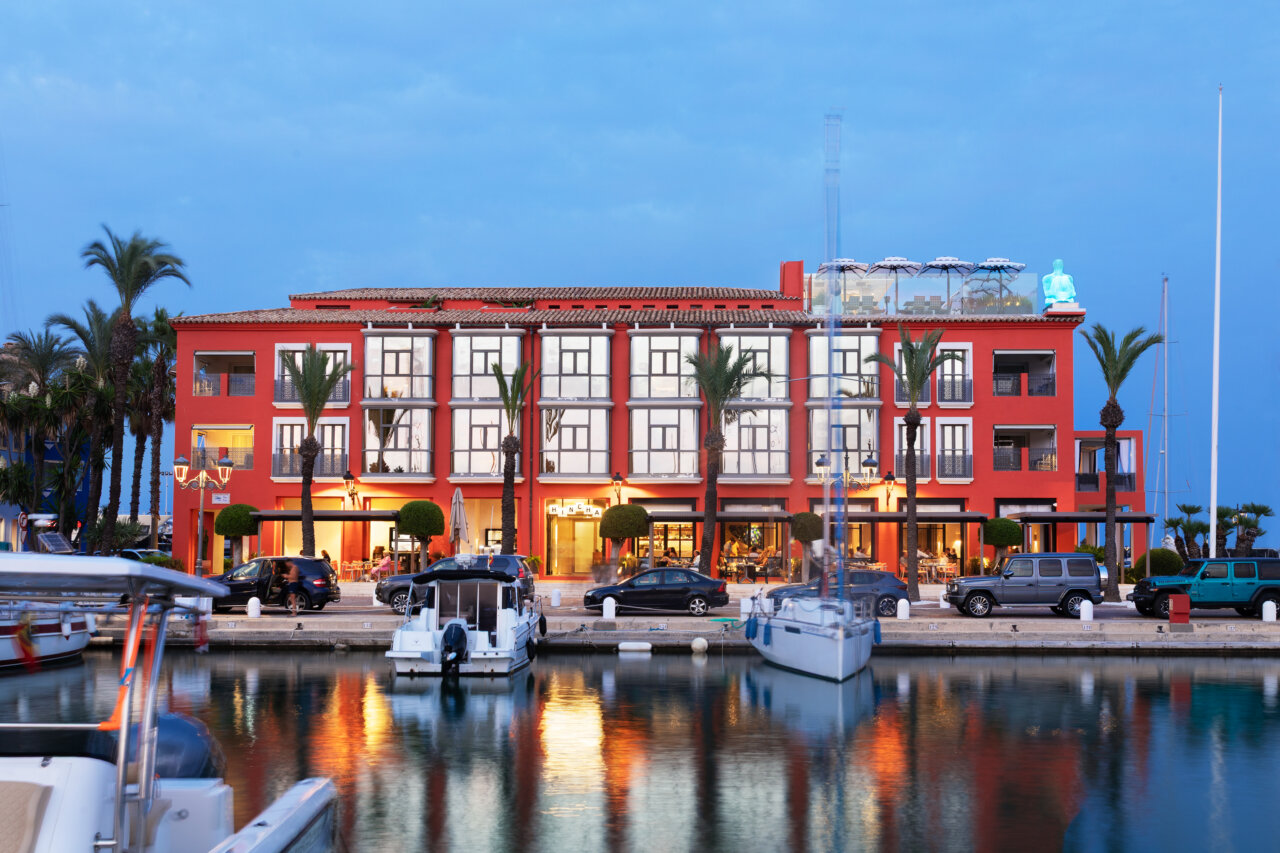 Vista exterior del hotel MiM Sotogrande junto al puerto