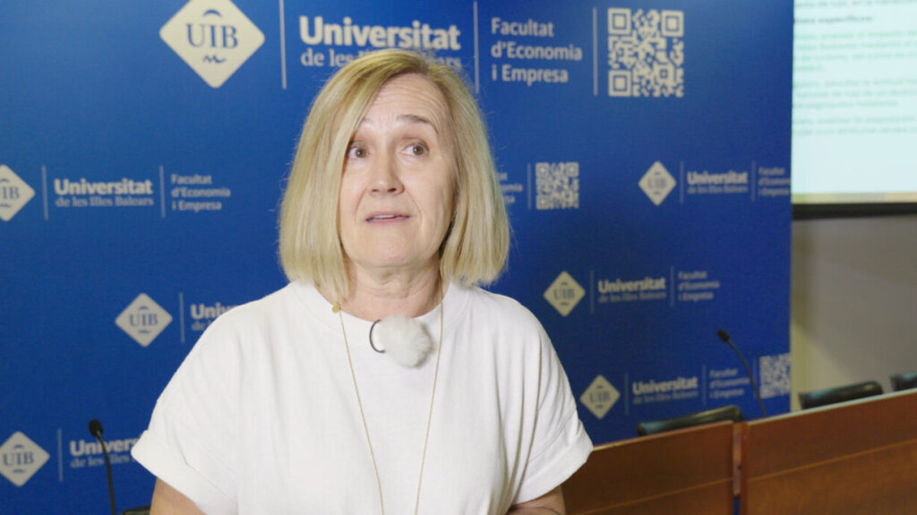 Investigadora hablando sobre turismo de lujo y sostenibilidad en Mallorca